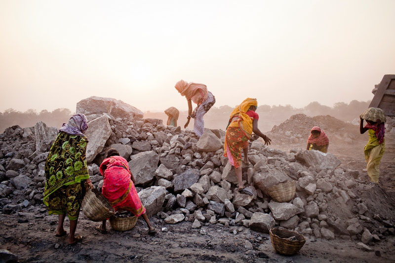 Місцеві жителі збирають вугілля в кар'єрі в селищі Джина Гора, родовище Джхарія, Індія. Фото: Daniel Berehulak/Getty Images 