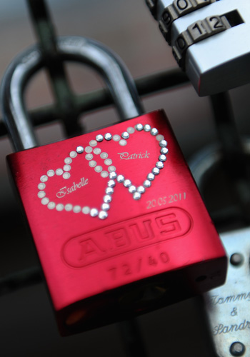 Замочки як символи кохання на мості в Кельні.Фото: Dennis Grombkowski/Getty Images 