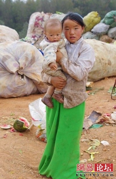 Серед гір сміття - діти. Фото: http://bbs.163.com 
