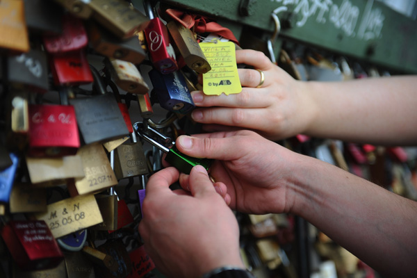 Замочки як символи кохання на мості в Кельні. Фото: Dennis Grombkowski/Getty Images 