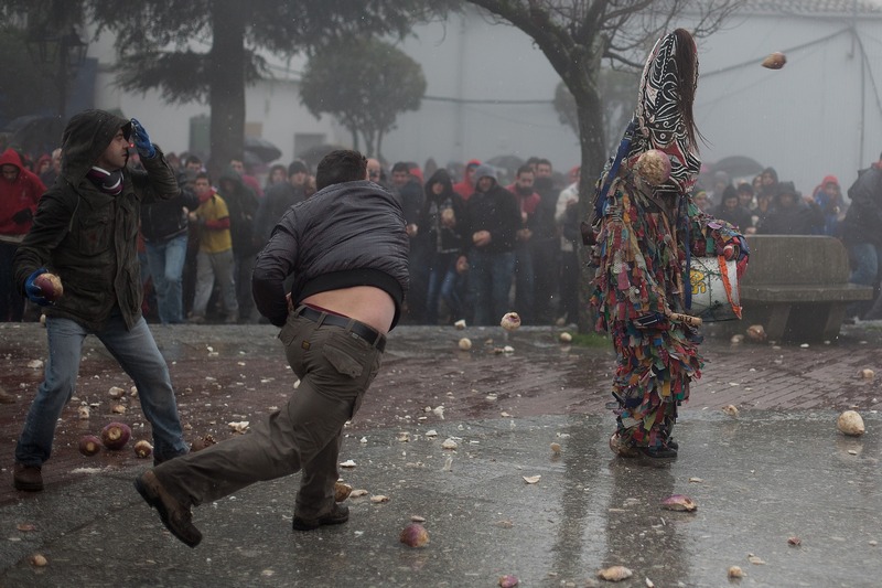 Жителі обстрілюють ріпами «викрадача худоби». Фестиваль Харрамплас, Піорналь, Іспанія. Фото: Pablo Blazquez Dominguez/Getty Images 