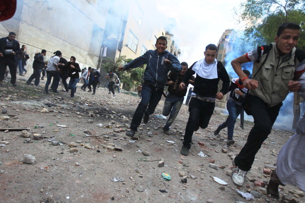 В Каїрі третій день тривають масові протести і сутички маніфестантів із поліцією. Фото: MAHMUD KHALED/AFP/Getty Images  