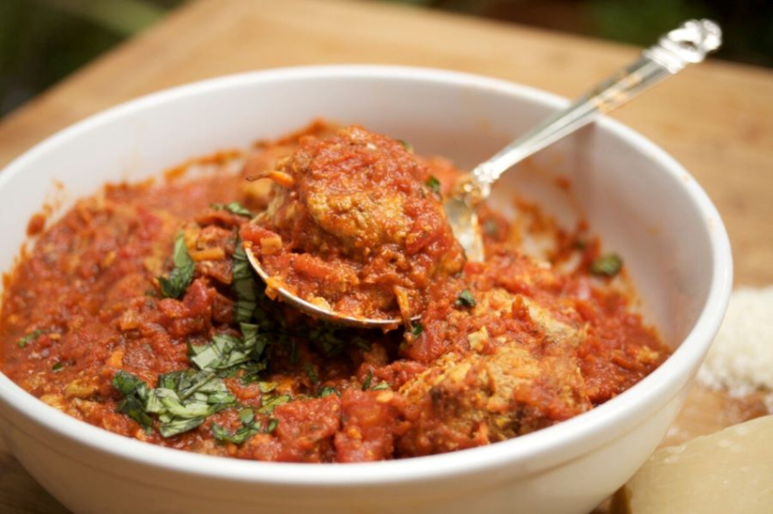 Простий томатний соус із каперсами та оливками надає цим повітряним, пухнастим фрикаделькам італійського відтінку.