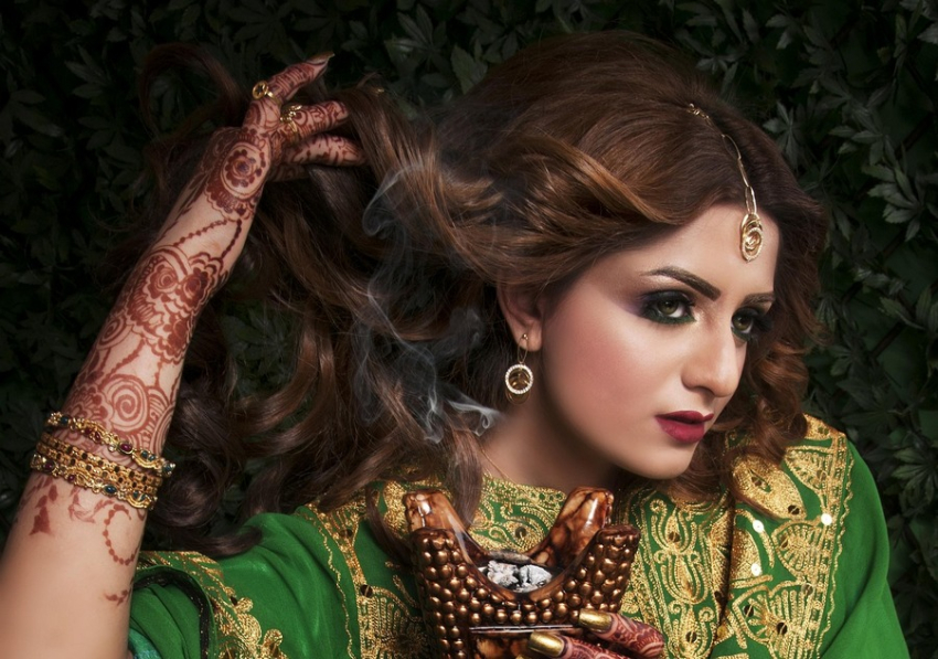індійські жінки використовують хну не тільки для волосся