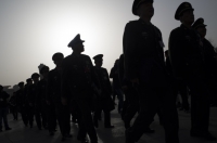 Військові делегати прибувають в Дім народних зборів під час церемонії відкриття Всекитайських зборів народних представників у Пекіні, 5 березня 2016 року. Фото: Fred Dufour/AFP/Getty Images.