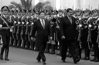 Президент Венесуэлы Николас Мадуро (справа) идёт рядом с президентом Китая Си Цзиньпином (слева). Они осматривают почётный караул на церемонии встречи в Доме народных собраний 7 января 2015 года в Пекине. Фото: Andy Wong/Getty Images