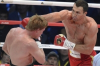 Во время боя Поветкина и Кличко, 5 октября 2013 года. Фото: ALEXANDER NEMENOV/AFP/Getty Images