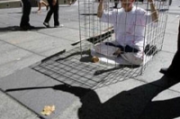 На фото показана инсценировка пытки, применяемой коммунистическим режимом к практикующим Фалуньгун. Фото: Torsten Blackwood/AFP/Getty Images
