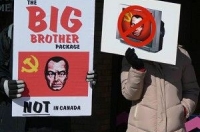 Члены организации “Канадцы против пропаганды” (Canadians Against Propaganda (CAP)) в один из холодных мартовских дней выступили с протестом перед главным офисом Комиссии по радио, телевидению и телекоммуникациям Канады в Гатино, Квебек; их протест был нап