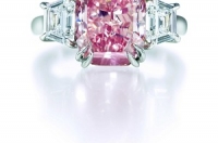 Роскошное яркое кольцо с розовым бриллиантом от известного ювелира Harry Winston. Фото предоставлено Harry Winston