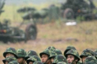 Китайские солдаты на военных учениях 23 сентября 2005 года близ города Чунцин, Китай. Фото: China Photos/Getty Images