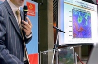 П’єр Баюрель, директор об'єднання Меркатор, 14 жовтня 2005 р. представив регіональній раді Тулузи Перший всесвітній бюлетень океанічних прогнозів стану океану. Фото Жоржа Гобе