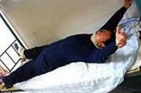 Тортура, часто використовувана в китайських в'язницях: людину змушують перебувати в такій позі протягом декількох днів. Фото з epochtimes.com