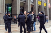 Полиция пытается помешать работе иностранных корреспондентов в Пекине на улице Ванфуцзин. 27 февраля 2011 год. Фото: GOH CHAI HIN/AFP/Getty Images