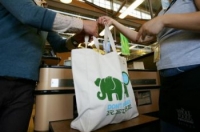 Тканевый пакет многократного пользования для продуктов. Фото: David McNew/Staff/Getty Images