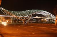 До незвичайних сучасних визначних пам'яток Грузії відносять міст Миру. Фото: Наталія Стрига