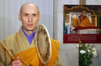 Буддийский монах Сергей бьет в молитвенный бубен. фото: Володимир Бородін/Велика Епоха
