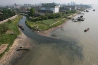 В Китае 20 тысяч химических заводов сливают отработанную грязную воду в реки. Фото: China Photos/Getty Images