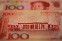 Самая крупная купюра в Китае - 100 юаней (женьминьби или «народные деньги»). Фото: Frederic J.Brown/AFP/Getty Images