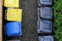 До початку 2012 рока киян привчать сортувати сміття по кольоровим контейнерам. Фото: Getty Images
