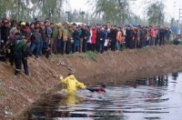 Женщина, спасаемая пожарниками под смех и разговоры свидетелей. (Фото в интернете)