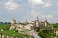 Загальний вид на замок у Кам'янці-Подільському. Фото: Simm / commons.wikimedia.org
