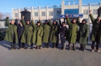 Десять юристів та громадян 27 березня проводять акцію протесту біля поліцейської дільниці Цзяньсаньцзян у провінції Хейлунцзян. Вони закликають звільнити затриманих адвокатів-правозахисників, які протестували проти утримання китайських громадян у незаконн