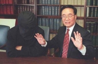 1998 рік. Виконавчий директор Laogai Research Foundation пан Гарі У (справа) і співробітник тюремної адміністрації (зліва), засвідчили існування в КНР жахливої практики витягання і подальшого продажу органів мертвих ув'язнених. Фото: Люк Фразза/AFP/Getty