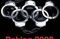 С помощью плакатов и Интернет-баннеров, на которых олимпийские кольца изображены в виде наручников, «Репортеры без границ» обращают внимание общества на отказ китайского правительства обеспечить свободу слова и прессы. Фото: Великая Эпоха