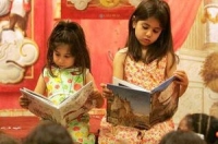Дети читают книги. Фото: Фрэнк Майслотта/Getty Images
