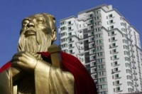 Статуя Конфуция в г. Чанчуне провинции Цзилинь, Китай. Генеалогическое древо Конфуция с историей приблизительно в 2 500 лет - самое длинное генеалогическое древо в мире. Фото:China Photos/Getty Images