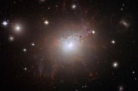 Гигантская активная галактика NGC 1275. Фото: NASA/ESA по средствам Getty Images