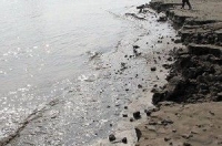 Водосховище ріки Янцзи. Працівник уранової шахти стверджуває, що робітники шахти повинні були скидати неналежним чином оброблені радіоактивні речовини попросту в річку Янцзи, дуже забруднюючи воду, також було зібрано достатньо доказів, щоб розкрити це. Ф