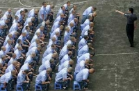 Трудовий табір в Китаї. По всьому Китаю існують трудові табори, де у живих послідовників Фалуньгун витягують органи для продажу, а тіла спалюють. У цей страшний бізнес залучені лікарні, місцеві Комітети суспільної безпеки і воєнізована поліція. Фото: Chin