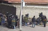 24 січня 2012 р.: поліція реагує на акції протесту у місті Серта провінції Сичуань — території Китаю, де частково проживають тибетці. Китайські туристи шоковані воєнізацією Тибету, і їхні повідомлення в Інтернеті свідчать про те, наскільки реальність відр