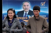 Казахи проходят мимо предвыборного портрета президента Нурсултана Назарбаева, Алматы, 2 апреля 2011 года. Фото: Vyacheslav Oseledko/AFP/Getty Images