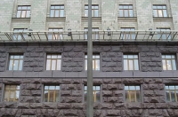 Украинский флаг у Киевской городской государственной администрации. Фото: UAWeBeR/uk.wikipedia.org
