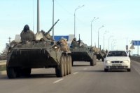 Российские БТРы едут по трассе Симферополь — Севастополь, 17 марта 2014 г. Фото: VIKTOR DRACHEV/AFP/Getty Images