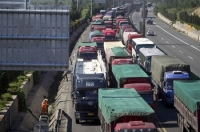 Автомобильная пробка в Китае на трассе Пекин-Тибет растянулась на более 260 км. Фото с kanzhongguo.com источник