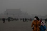 Женщина и её дочь в масках во время посещения площади Тяньаньмэнь из-за опасного уровня загрязнения воздуха, Пекин, январь 2013 г. Фото: Фэн Ли/Getty Images