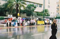 Тель-Авів, Ізраїль: Співробітники ВЕ стоять з плакатами напроти китайського Посольства. На плакатах написано «Китай – не КПК», «Світ повинен знати про вбивства КПК», *Підтримуємо більше 7 мільйонів тих, хто вийшли з КПК». Фото: Тіква Махабад/Велика Епоха