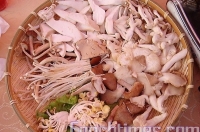 Вареные грибы с омарами