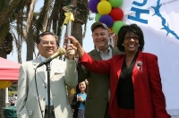 Факел за права человека держат конгрессмены США Dana Rohrabacher, Maxine Waters и президент временного переходного китайского правительства У Фань. Фото: Цзи Юань/ The Epoch Times