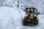 Сильный снегопад заблокировал десятки автомобилей на главной скоростной магистрали в центральной части Японии