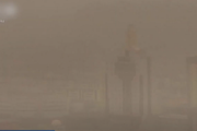Песчаная буря окрасила небо китайского города в оранжевый цвет