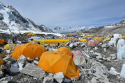Непал ввел обязательство для альпинистов: забирать фекалии с Эвереста в специальных пакетах
