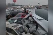 Китай: зіткнення кількох автомобілів на обледенілому шосе (ВІДЕО)