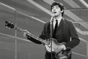 Украденная бас-гитара вернулась к Полу Маккартни спустя 50 лет