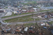 Торнадо разрушил дома в центральной части США и унес жизни трех человек