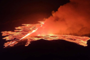 Возле Гриндавика в Исландии снова начал извергаться вулкан